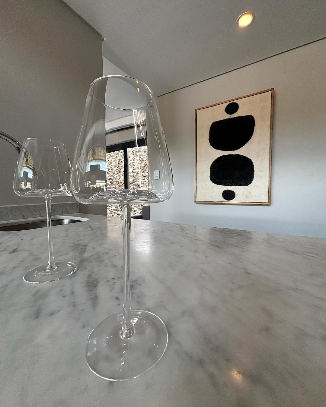 4-piece crystal-clear red wine glass set on dining table – Be Classic Homeware SA